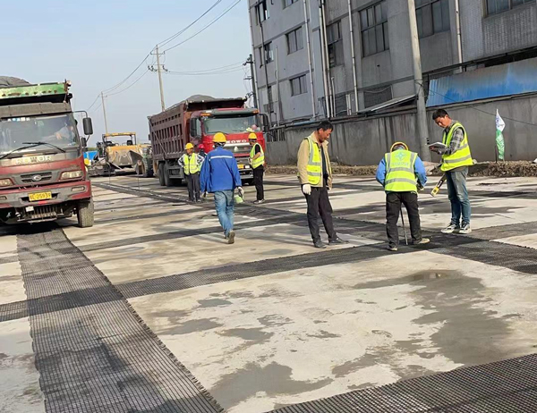 宜君老材料的新故事：玻璃纤维土工格栅如何在‘白改黑’浪潮中重获新生？